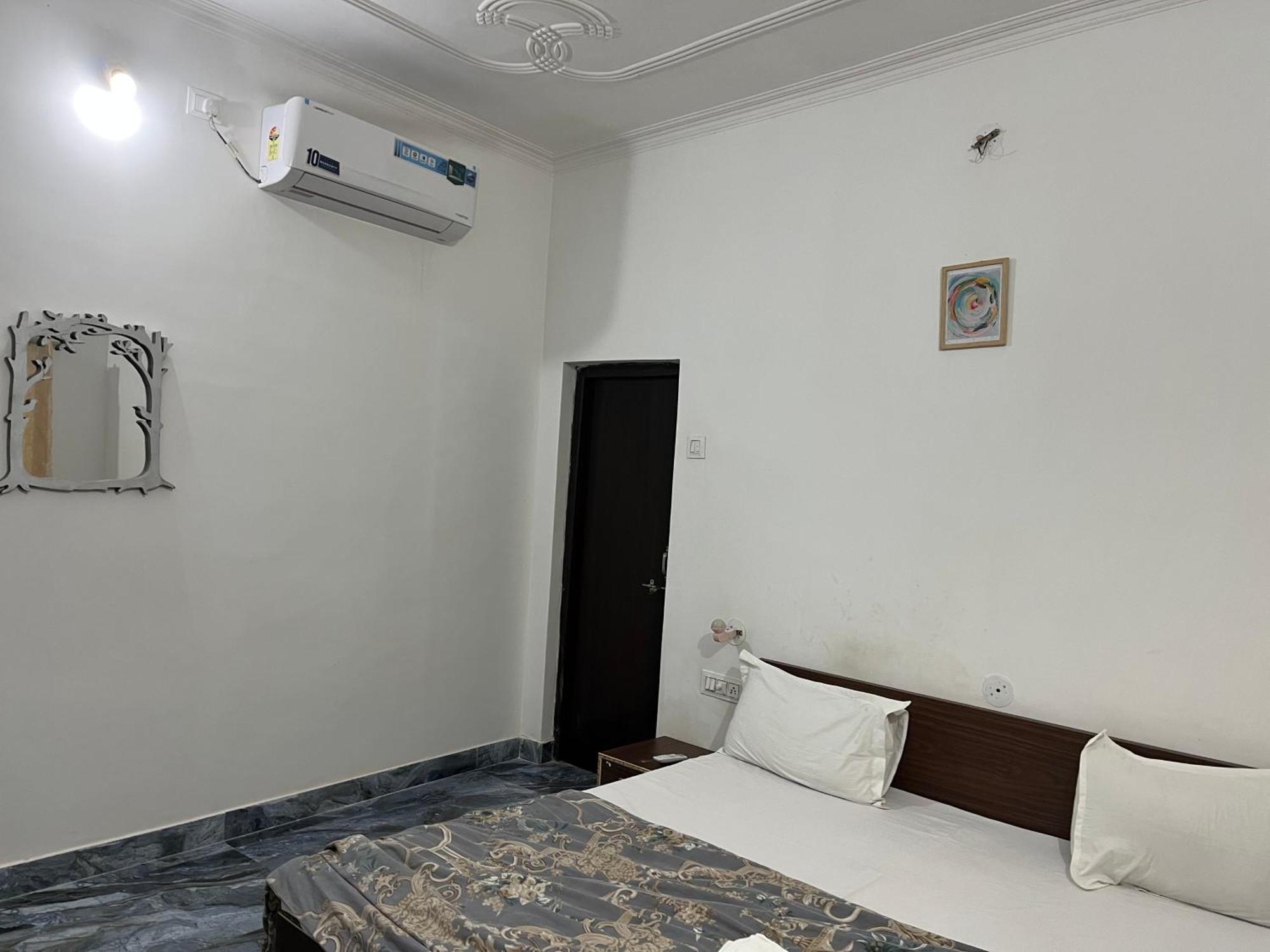 Sunrise Bed & Breakfast Khajurāho Екстериор снимка